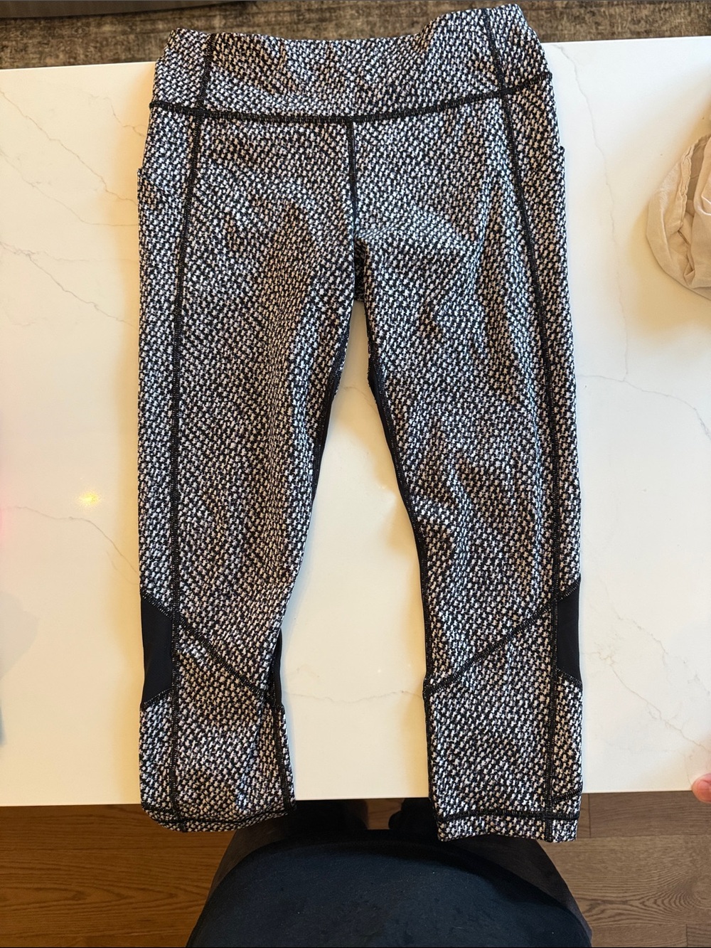 Lululemon capri leggings size 6 zipper pocket in back